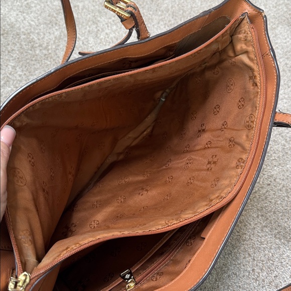 Tory Burch | York Buckle Tote in Tan Brown Leather - Picture 11 of 14